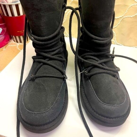 UGG boots, size 2‎ - Picture 2 of 15